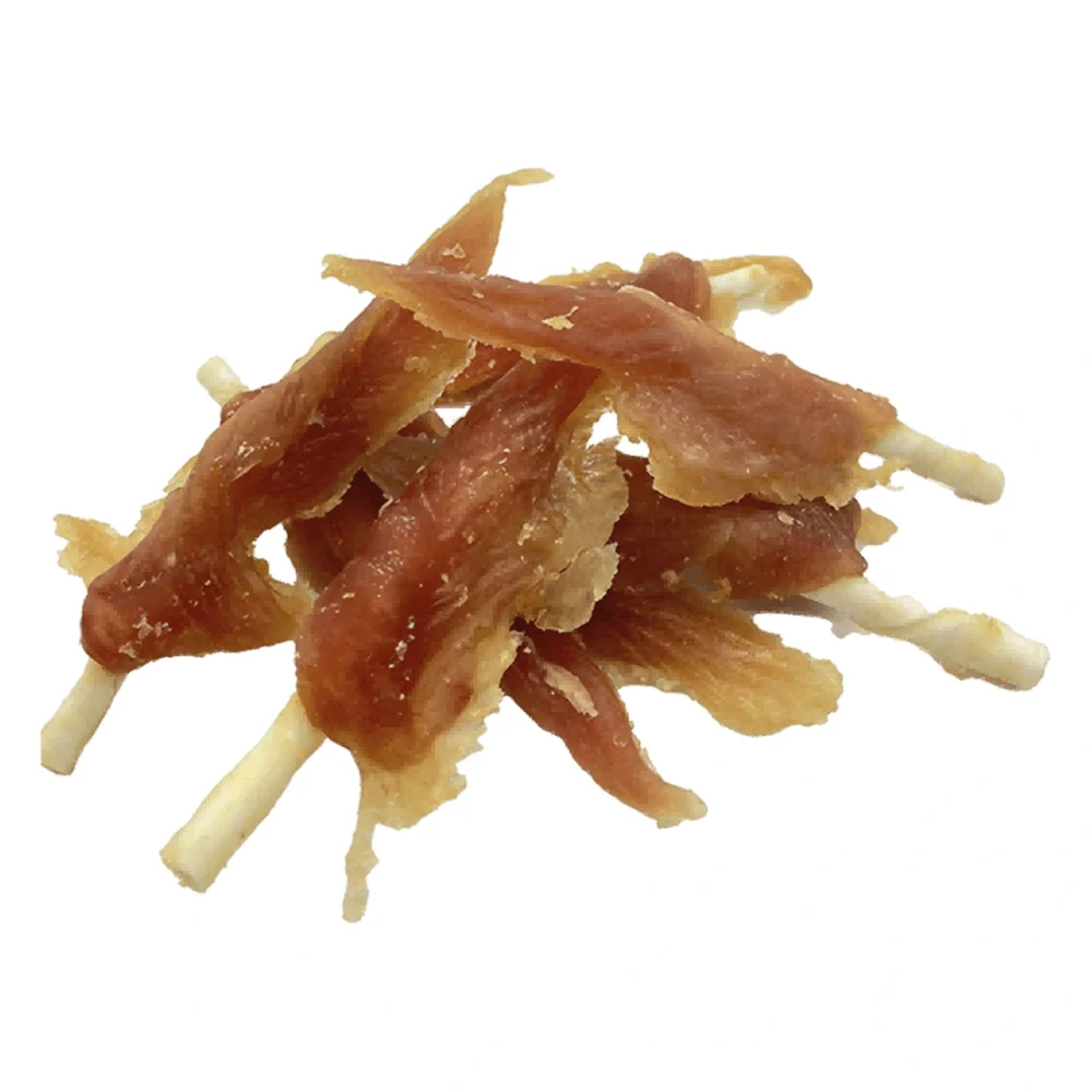 UNIQ PETS dog snacks 500g Filet z piersi kurczaka na patyku – zbliżenie na białym tle