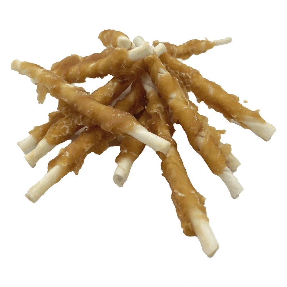 UNIQ PETS dog snacks 500g Kurczak owinięty na patyku wołowym – zbliżenie na białym tle