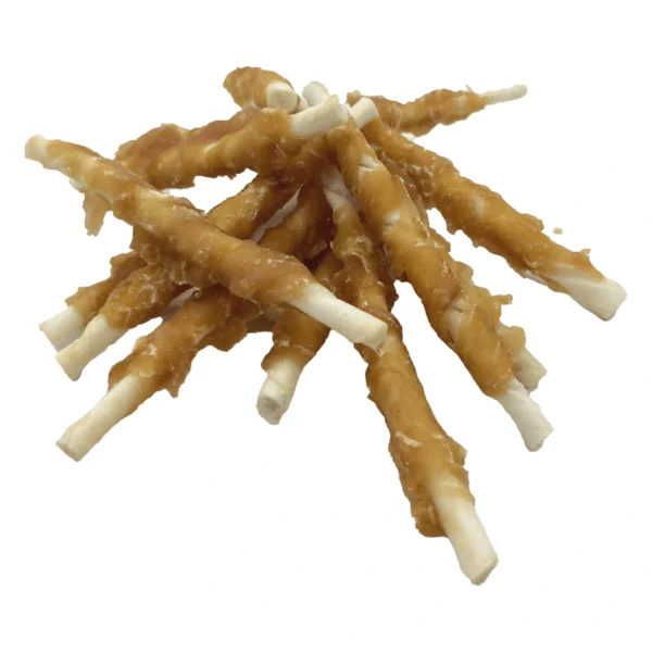 UNIQ PETS dog snacks 500g Kurczak owinięty na patyku wołowym – zbliżenie na białym tle